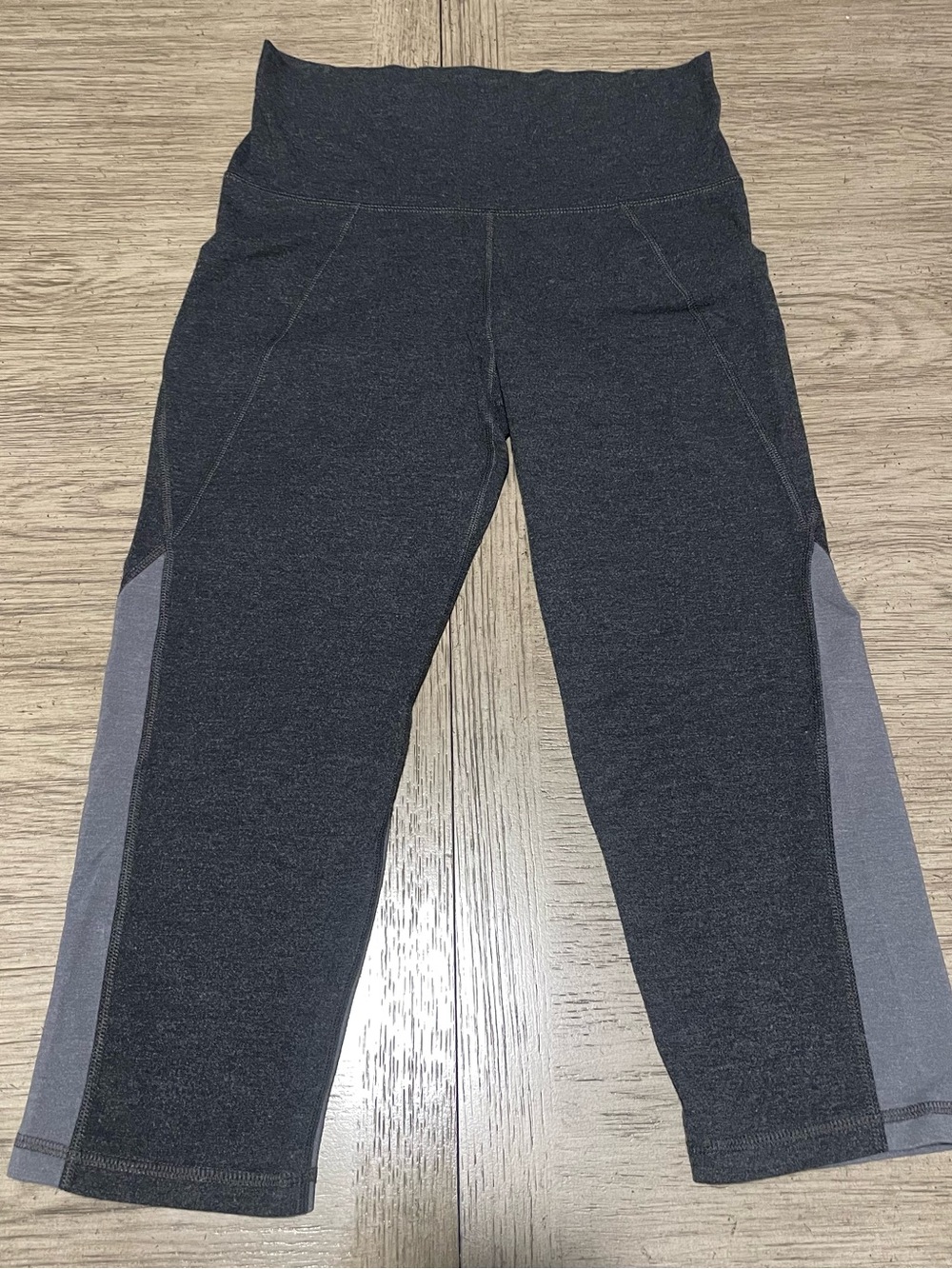 Old Navy cropped women’s leggings, size medium